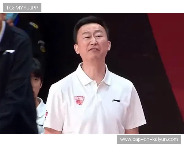 国际拳击裁判在执法中采用视频复核与医学顾问双重机制，拳击比赛裁判读秒